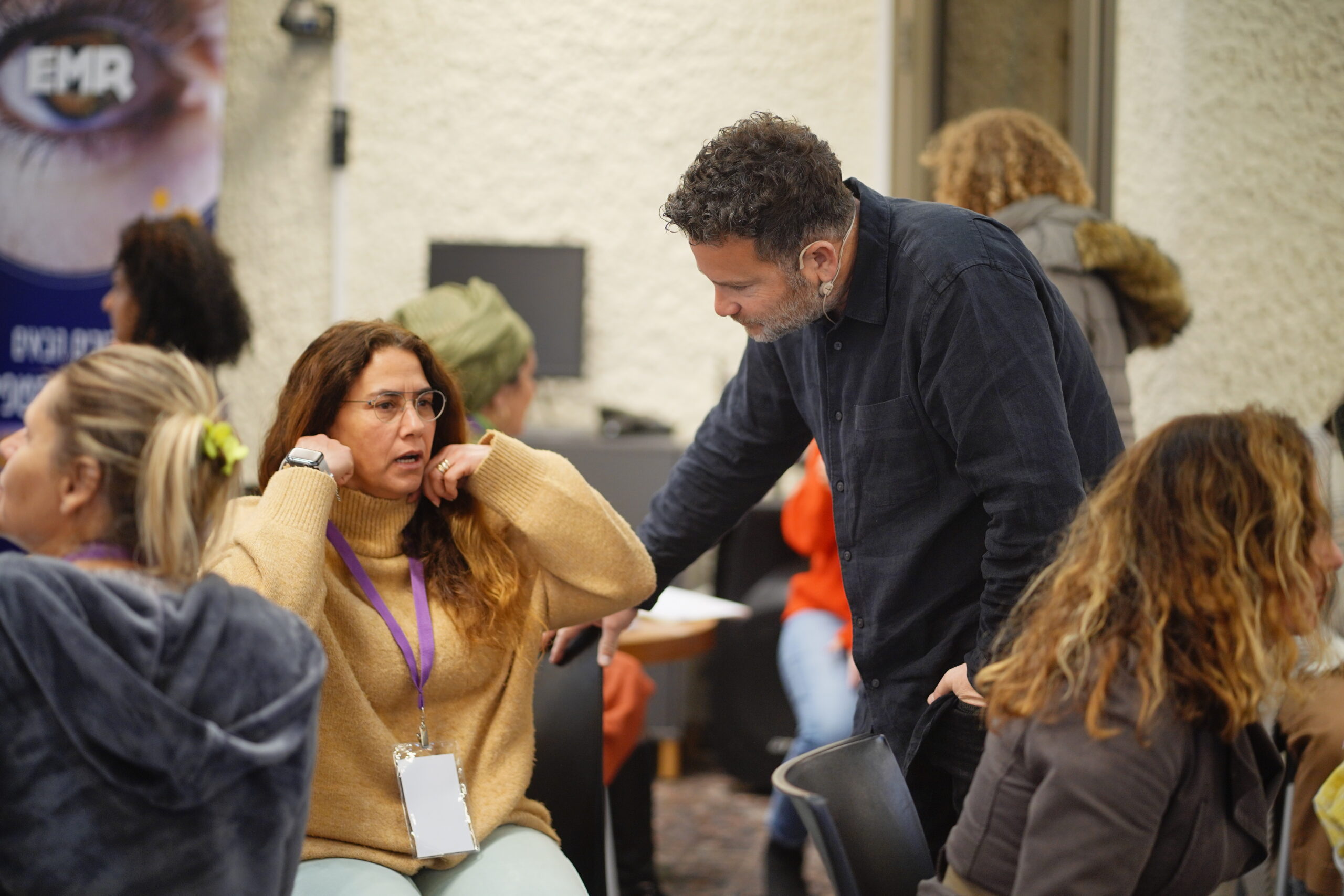 גיא עובר בין תלמידים מתרגלים