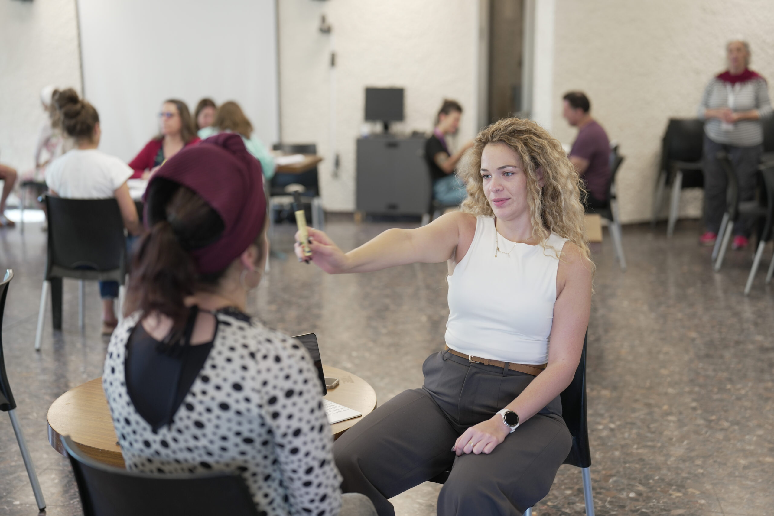 תלמידים מתרגלים בקורס EMR